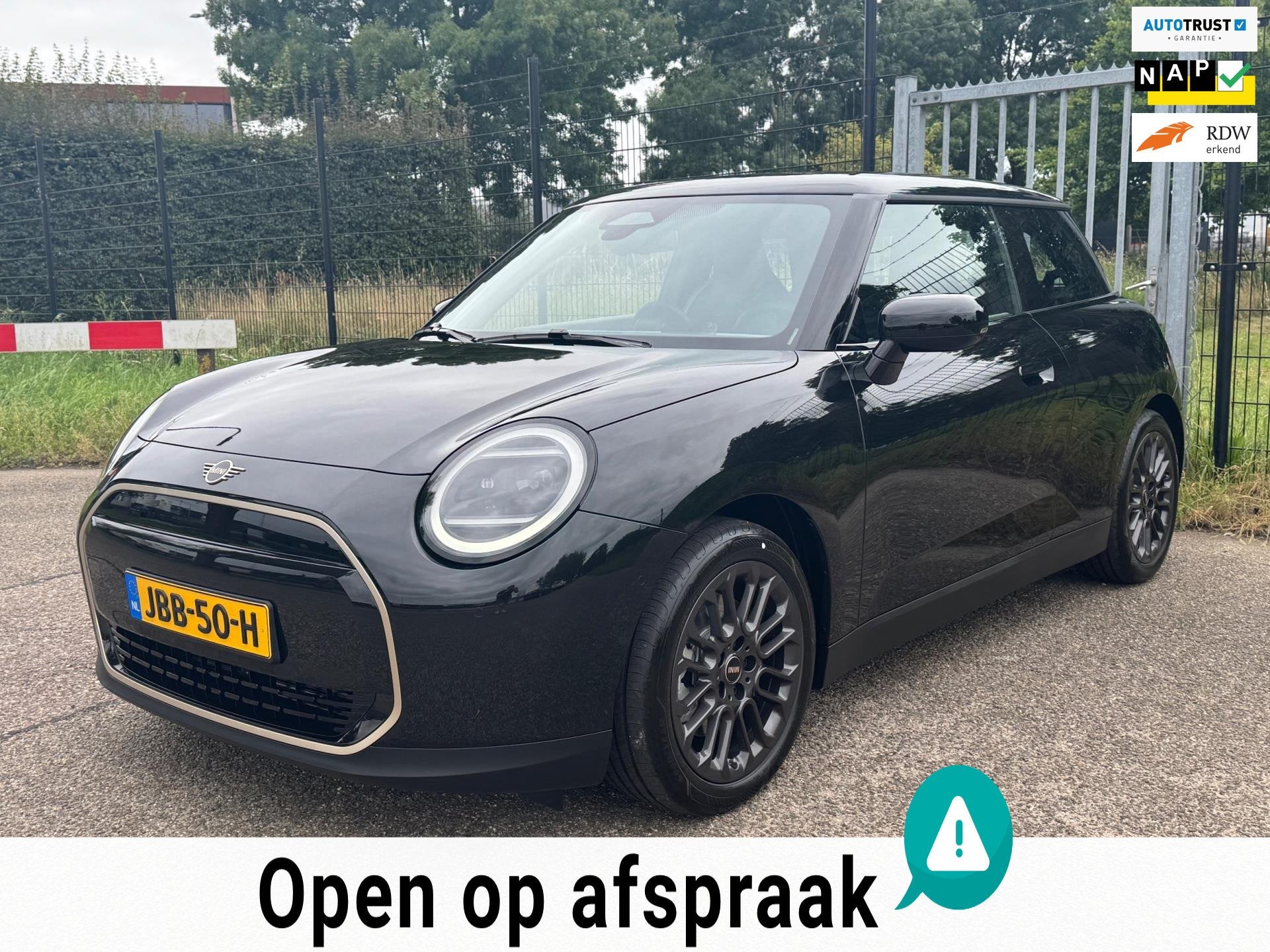 Mini Cooper E Favoured S 40.7 kWh Head Up Camera NIEUW, Gebruikt, 4 stoelen, Zwart, 184 pk
