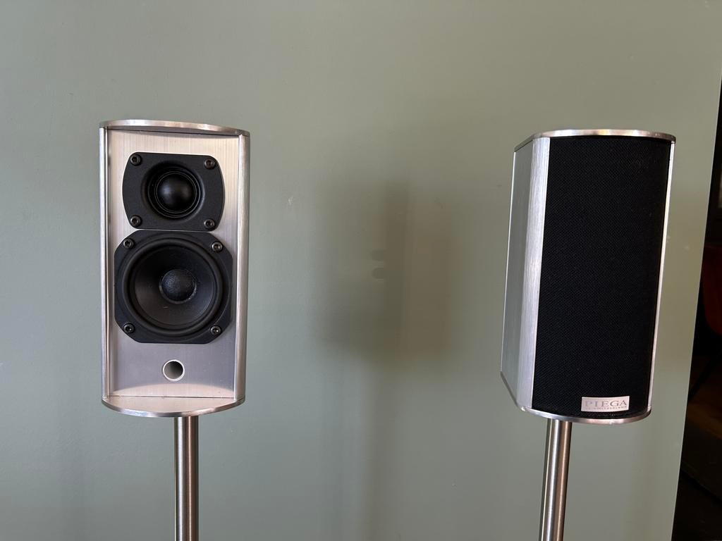 Piega satellietspeakers op stands, Zo goed als nieuw, 60 tot 120 watt, Front, Rear of Stereo speakers, Ophalen