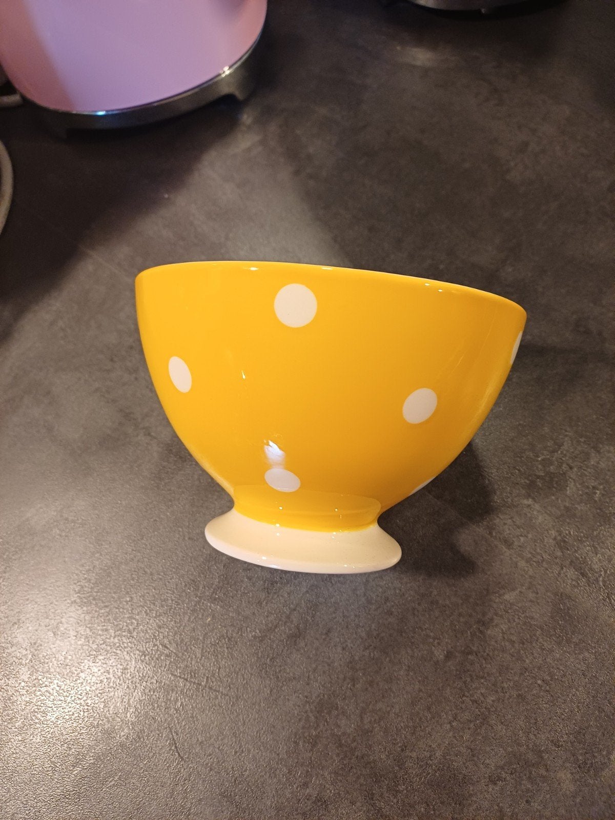 Mooie grote Spoelkom van Emporio geel met witte polkadots, Verzenden