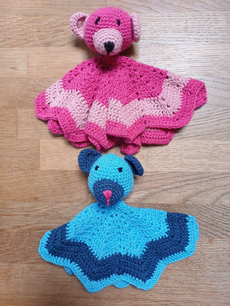 NIEUW: Roze/blauw gehaakte KNUFFELDOEKJES, leuk KRAAMCADEAU!, Ophalen of Verzenden, Nieuw, Kraamcadeau
