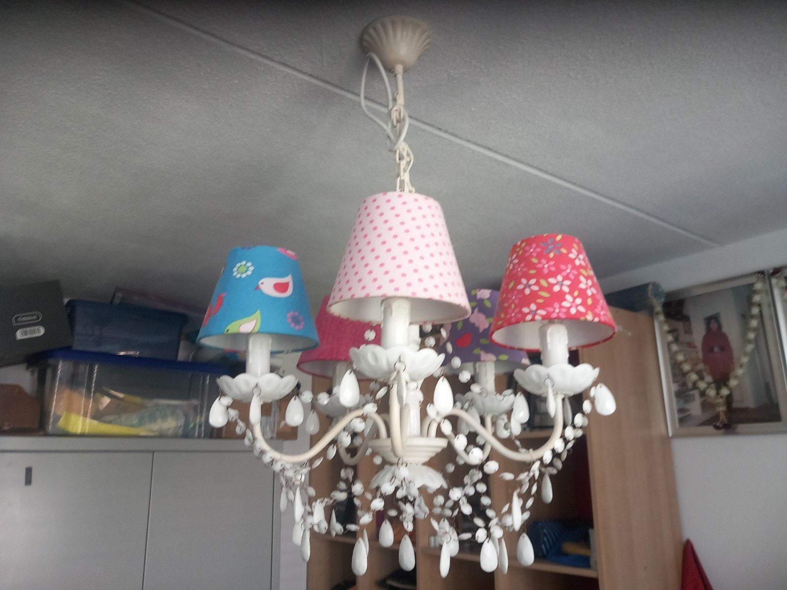 Leuke kinder kroonluchter met gekleurde kapjes, Gebruikt, E14 (klein), Ophalen of Verzenden, Textiel