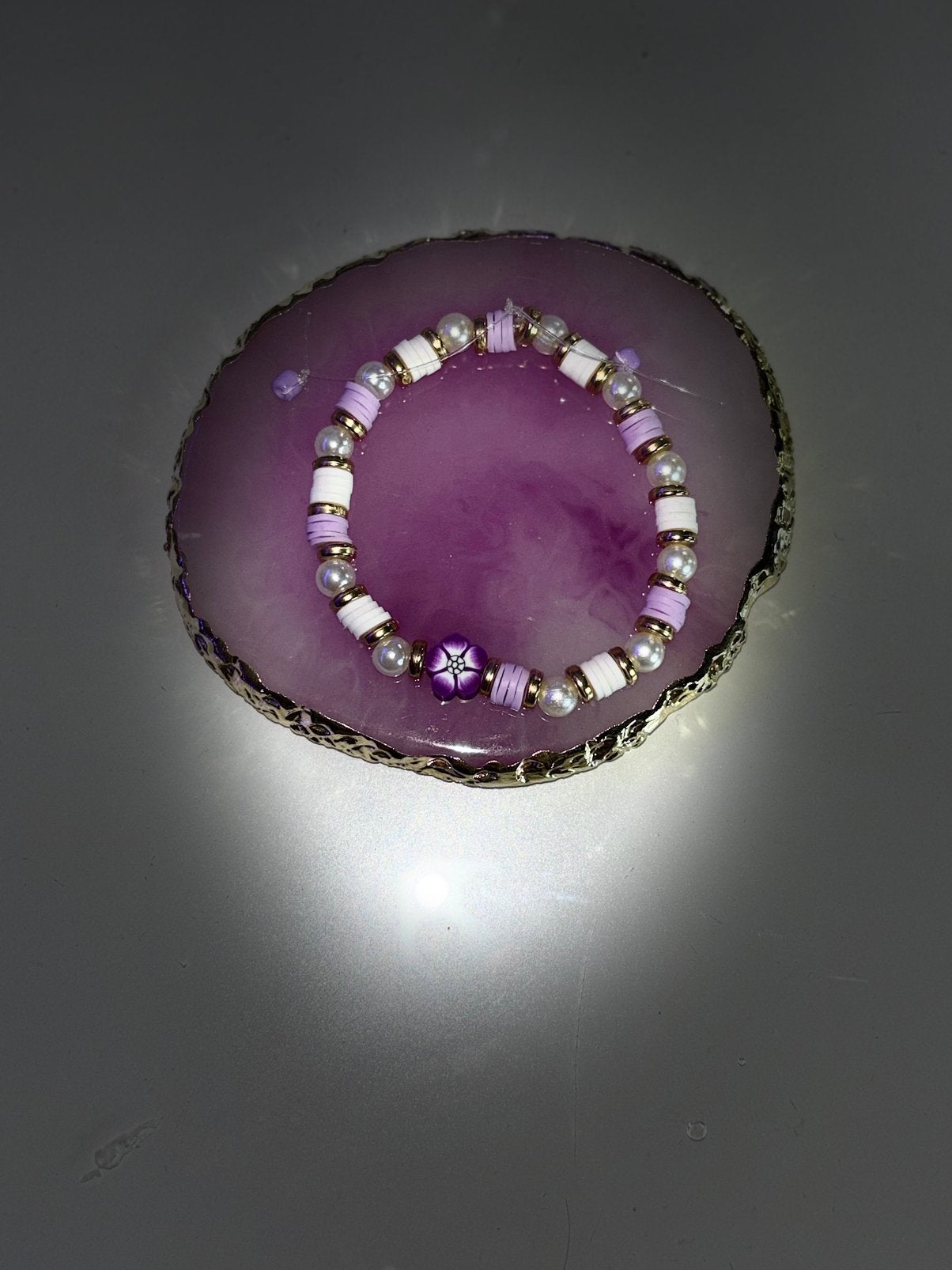 Paars armbandje met bloem, Sieraden, Tassen en Uiterlijk, Armbanden, Paars, Kunststof of Plastic, Nieuw, Ophalen of Verzenden