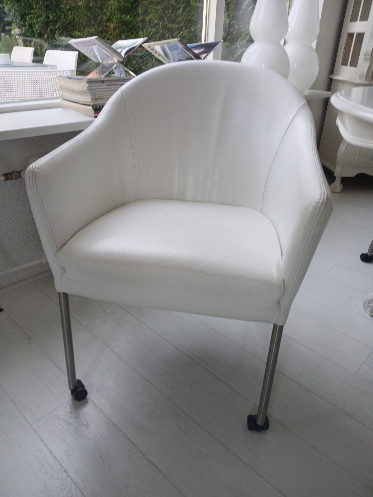 4 echt Lederen witte eetkamerstoelen met rvs poten en wielen, Ophalen, Gebruikt, Wit, Leer