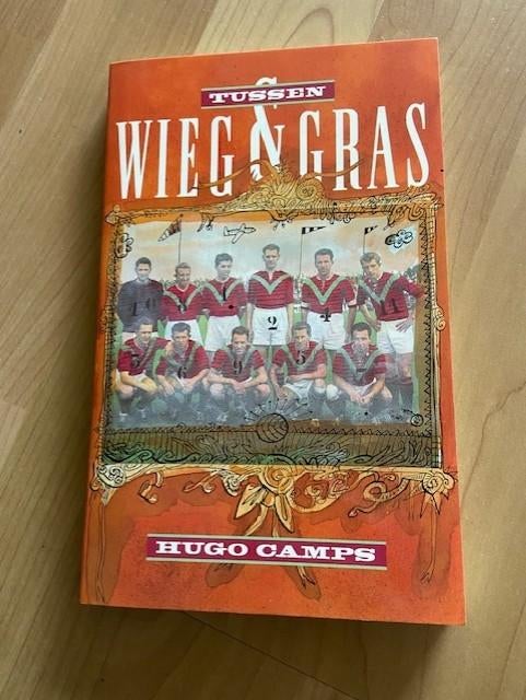 Tussen Wieg en Gras - Hugo Camps - voetbalverhalen, Ophalen of Verzenden, Gelezen, Balsport