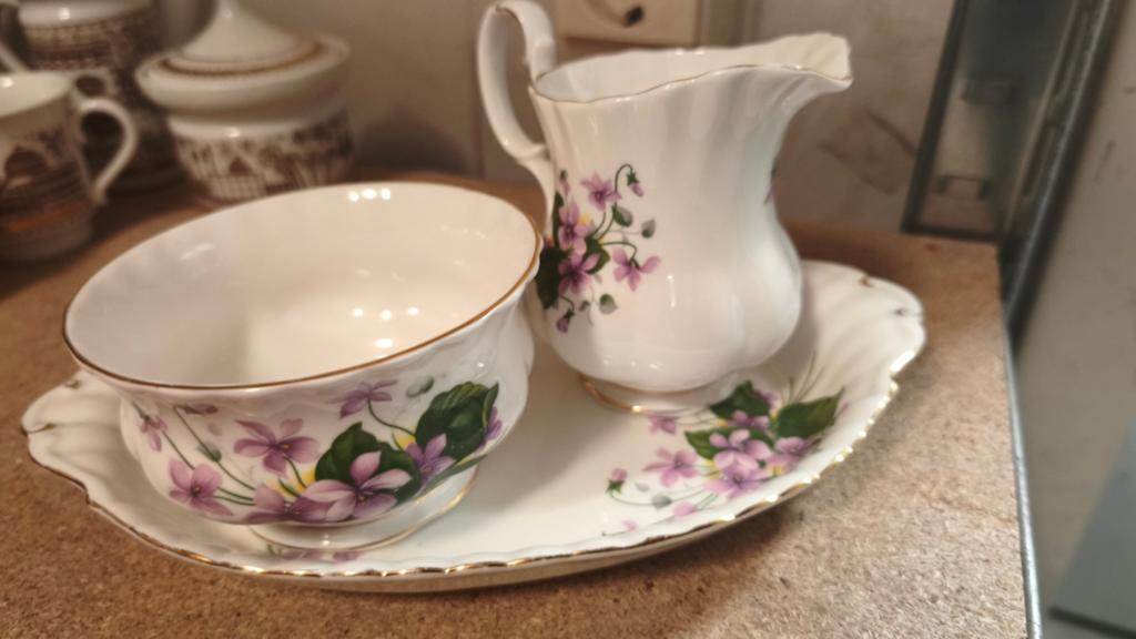 Royal Albert Viooltjes Theeservies - Suikerpot, Melkkan,, Antiek en Kunst, Ophalen of Verzenden