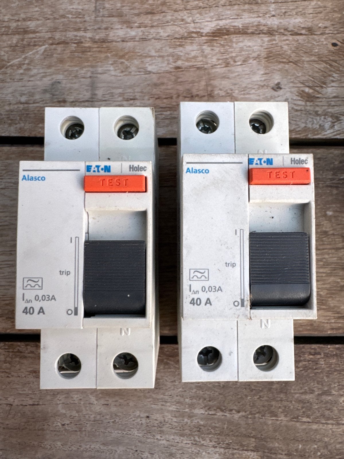 2x Eaton Holec Alasco aardlekschakelaar 40A 0.03A, Ophalen of Verzenden, Gebruikt, Eaton, Aardlekschakelaar