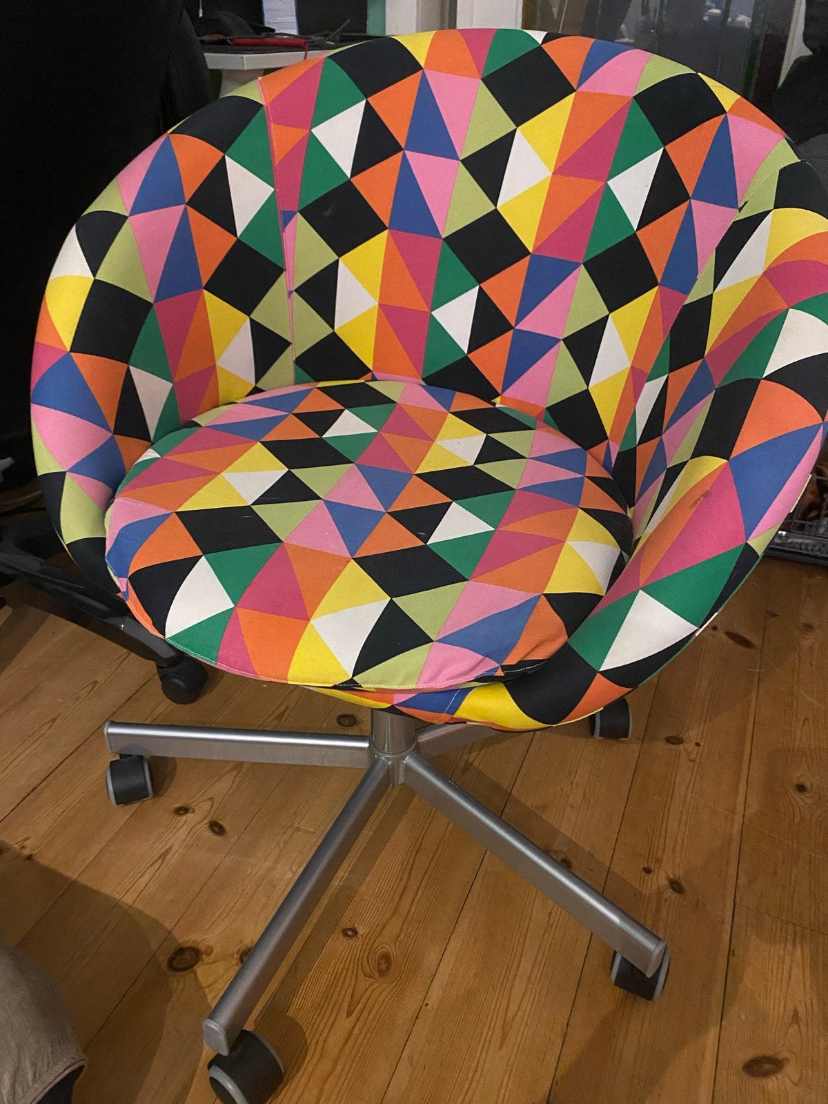 Opvallende fauteuil met kleurrijk geometrisch patroon, Huis en Inrichting, Stoelen, Ophalen, Gebruikt, Overige kleuren, Eén