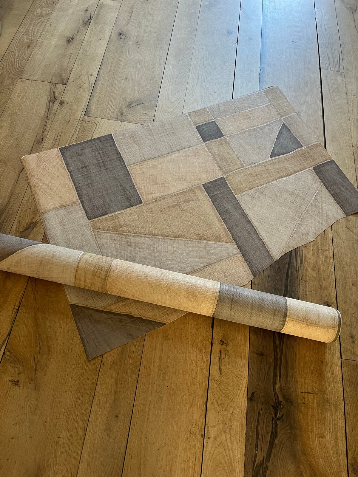 Mooi Elitis Kungbo vinyl behang bruin naturel (9.90m²), Huis en Inrichting, Stoffering | Behang, Ophalen, 10 tot 25 m², Bruin
