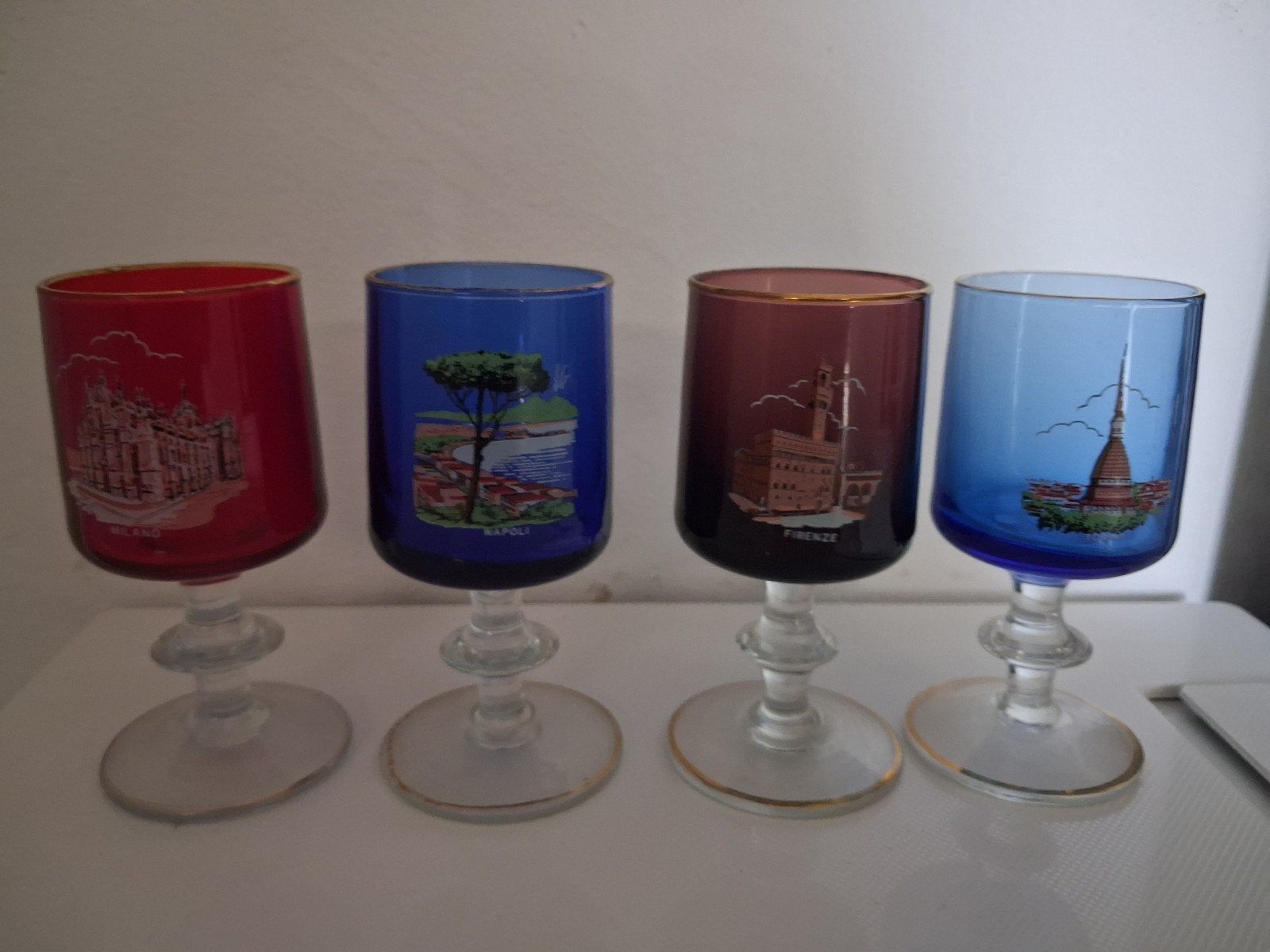 4 Vintage Gekleurde Borrelglaasjes uit Italië (60+ jaar oud), Verzamelen, Glas en Borrelglaasjes, Ophalen