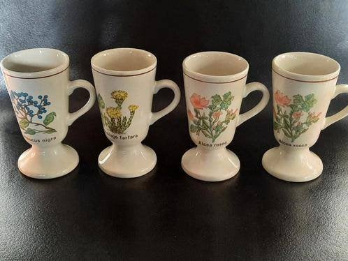 vintage koffiemokken - bekers op voet ., Ophalen of Verzenden, Zo goed als nieuw, Overige stijlen, Kop(pen) en/of Schotel(s)