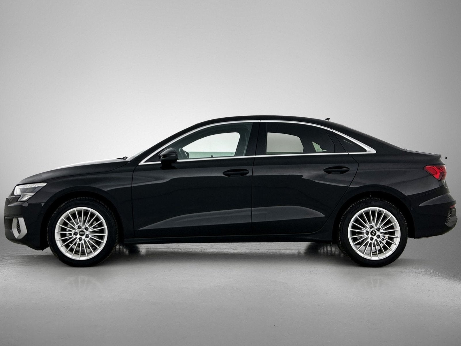 Audi A3 Limousine 30 TFSI Advanced edition | ACC | Camera |, Stof, Gebruikt, Origineel Nederlands, Bedrijf
