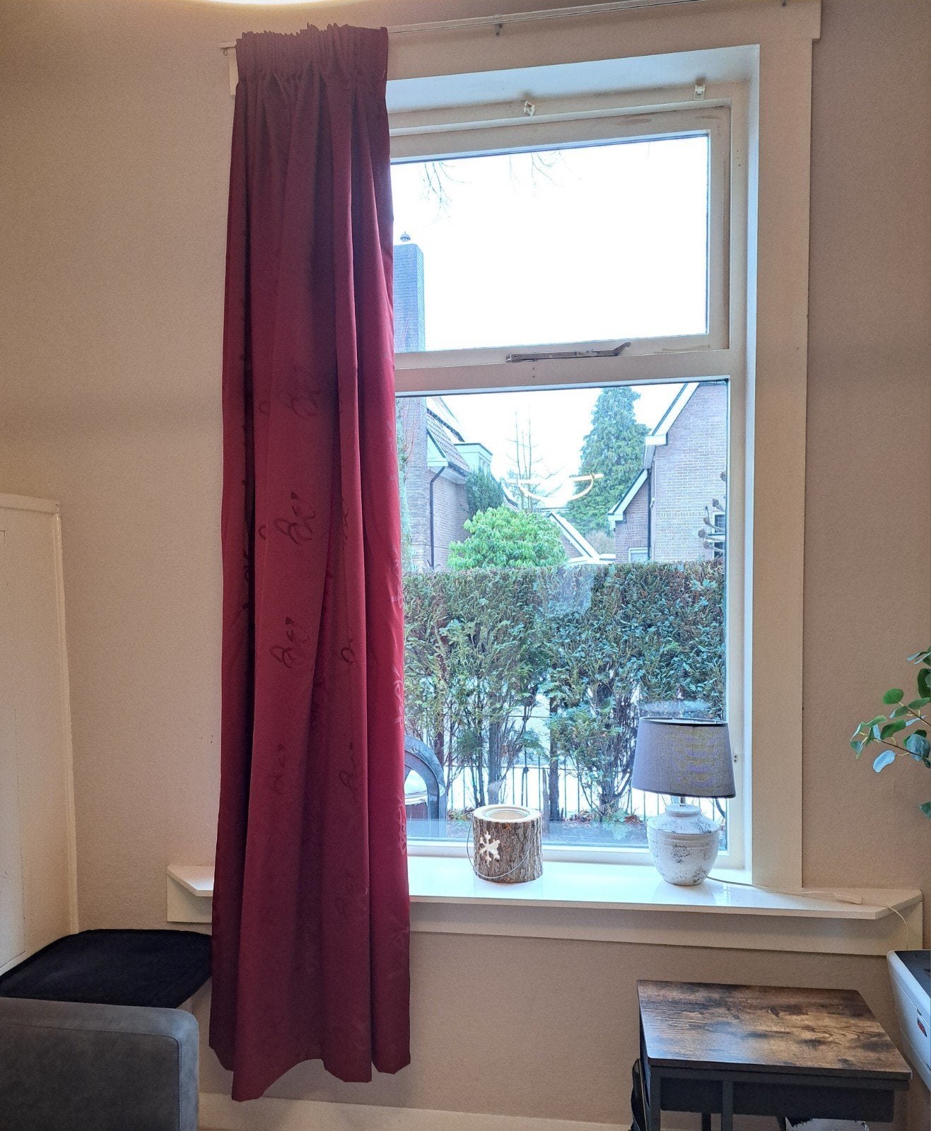 Bordeaux rood gordijn, Ophalen