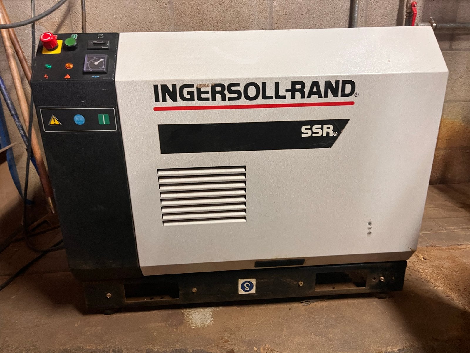 Ingersoll-Rand SSR Schroefcompressor - Gebruikt, Ophalen, Geluidgedempt, Gebruikt, 800 liter/min of meer