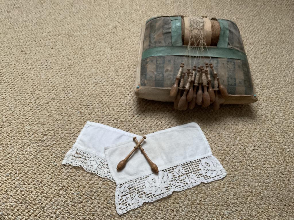 Kantklos kussen rond 1900  , werd gebruikt voor muts kant, Ophalen of Verzenden, Dames, Overige merken