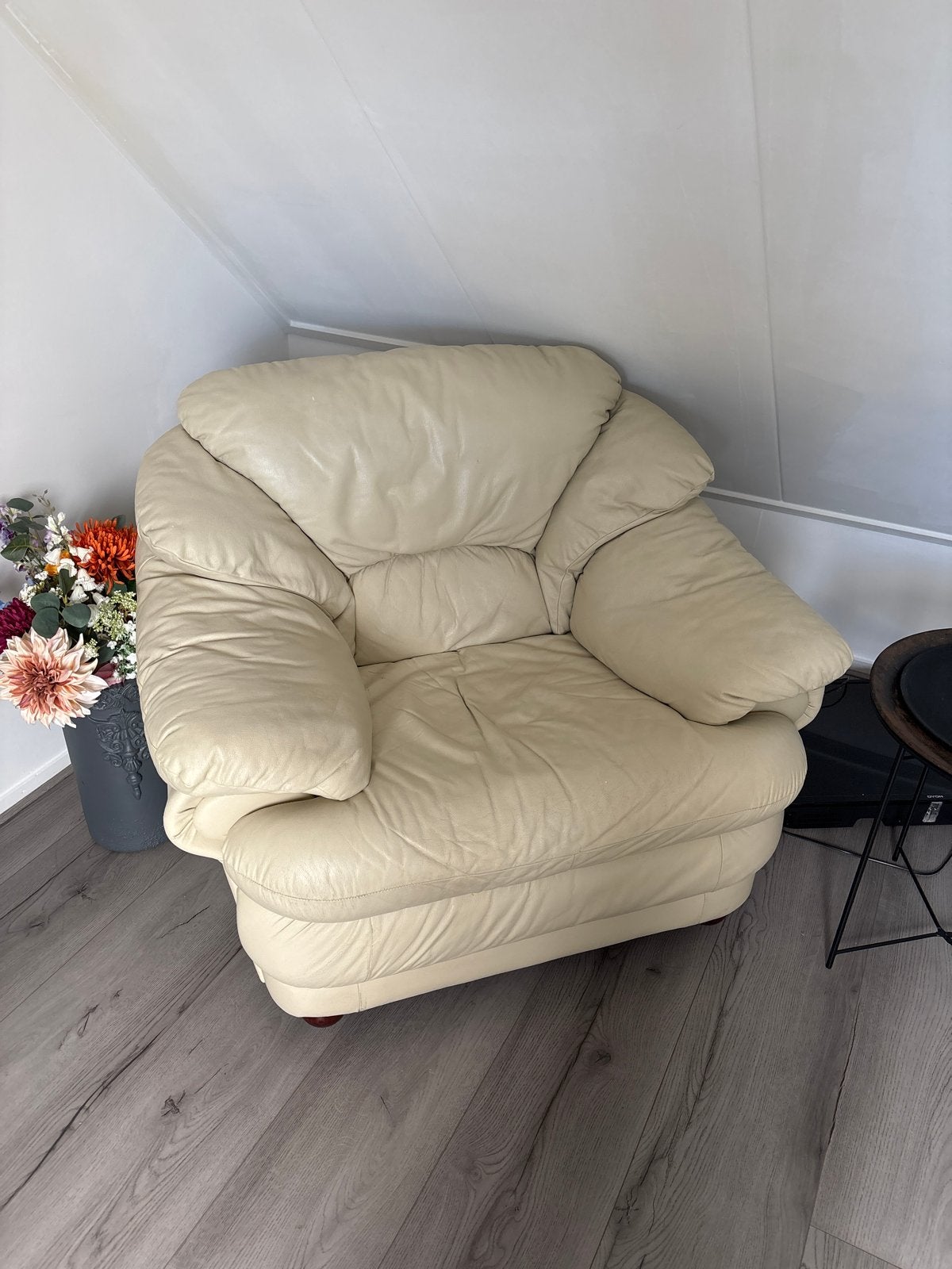 Comfortabele crèmekleurige leren fauteuil, Ophalen, Gebruikt, Leer, 75 tot 100 cm