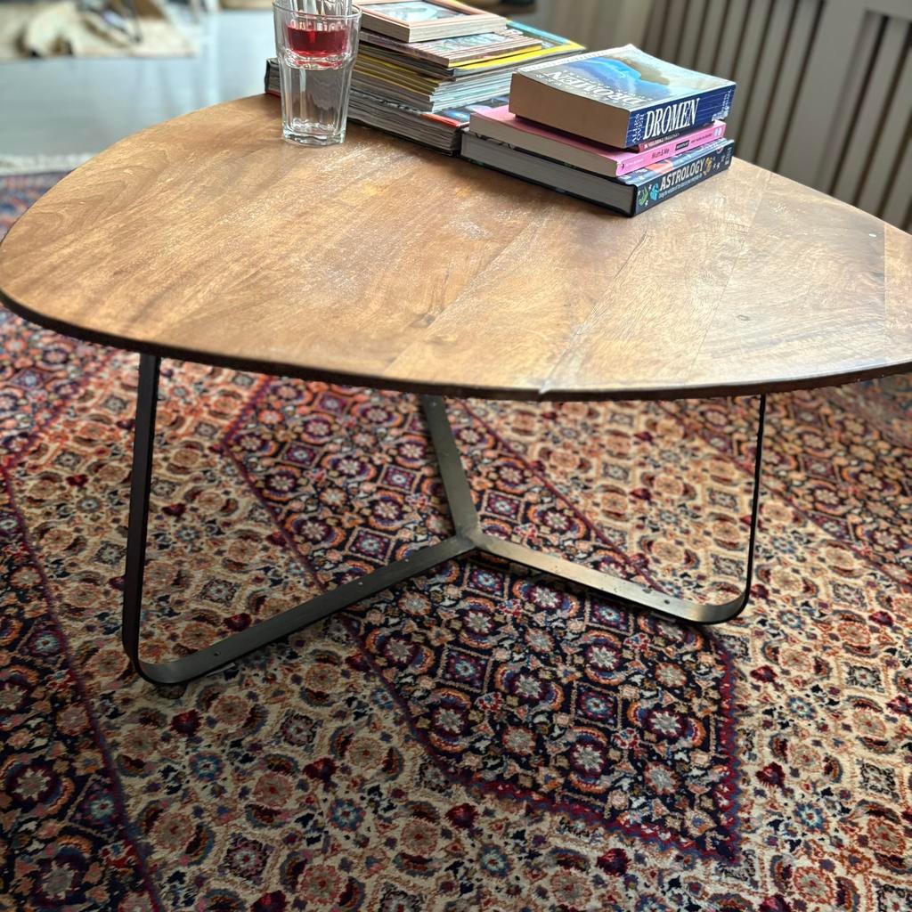 Salontafel organisch/driehoekig - zwart metalen onderste, Ophalen, 50 tot 100 cm, Zo goed als nieuw, Minder dan 50 cm