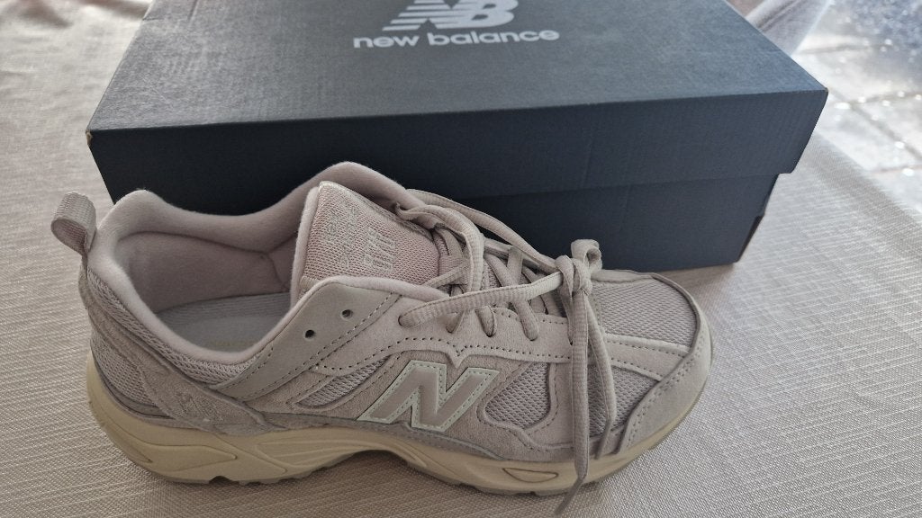 New balance maat 40 nieuw in doos beige NIEUW, Kleding | Dames, Schoenen, Beige, New Balance, Nieuw, Ophalen of Verzenden