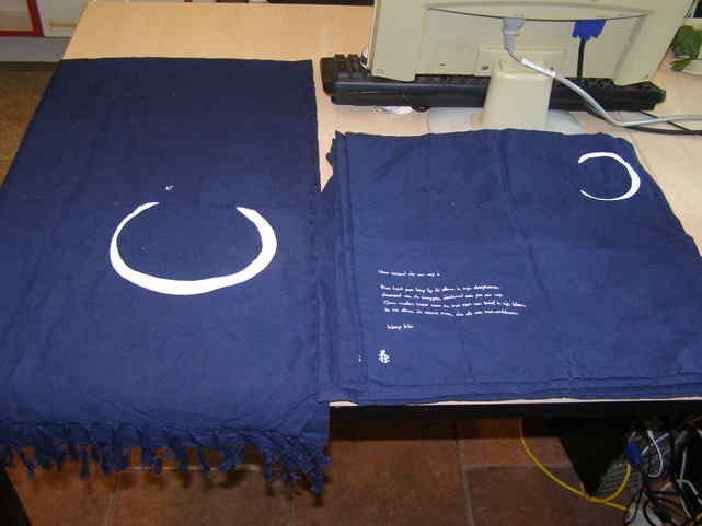 Amnesty loper en servetten, Huis en Inrichting, Keuken | Textiel, Ophalen of Verzenden, Nieuw, Blauw, Tafelkleed of Tafelzeil