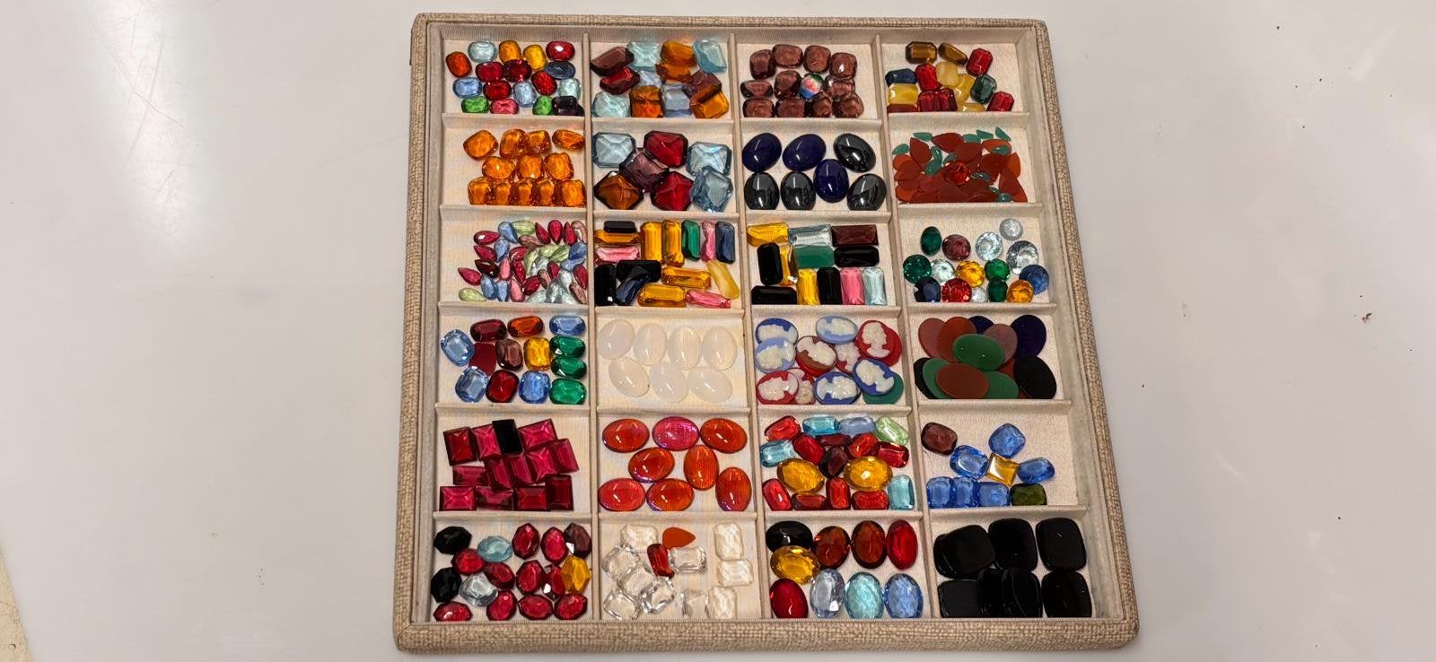 Plateau met onechte glazen ring stenen (goudsmid sieraden), Hobby en Vrije tijd, Ophalen of Verzenden, Zo goed als nieuw