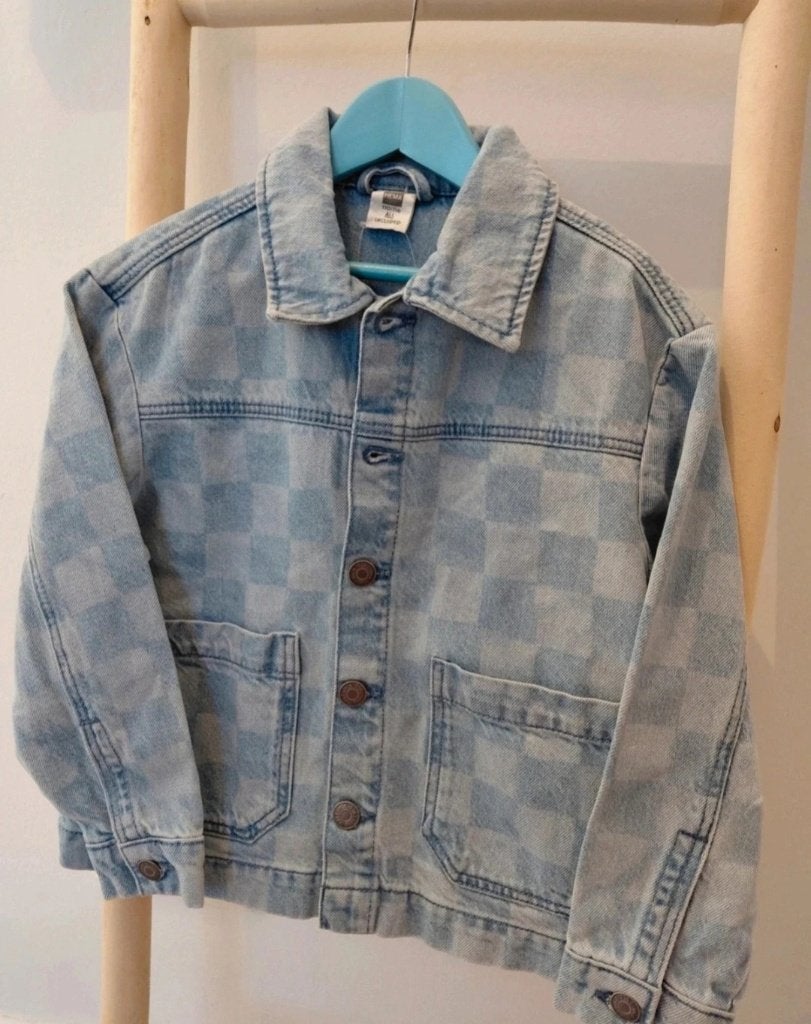 Nieuwe HEMA spijkerjas met ruitjespatroon, Jongen of Meisje, Nieuw, Ophalen of Verzenden, HEMA