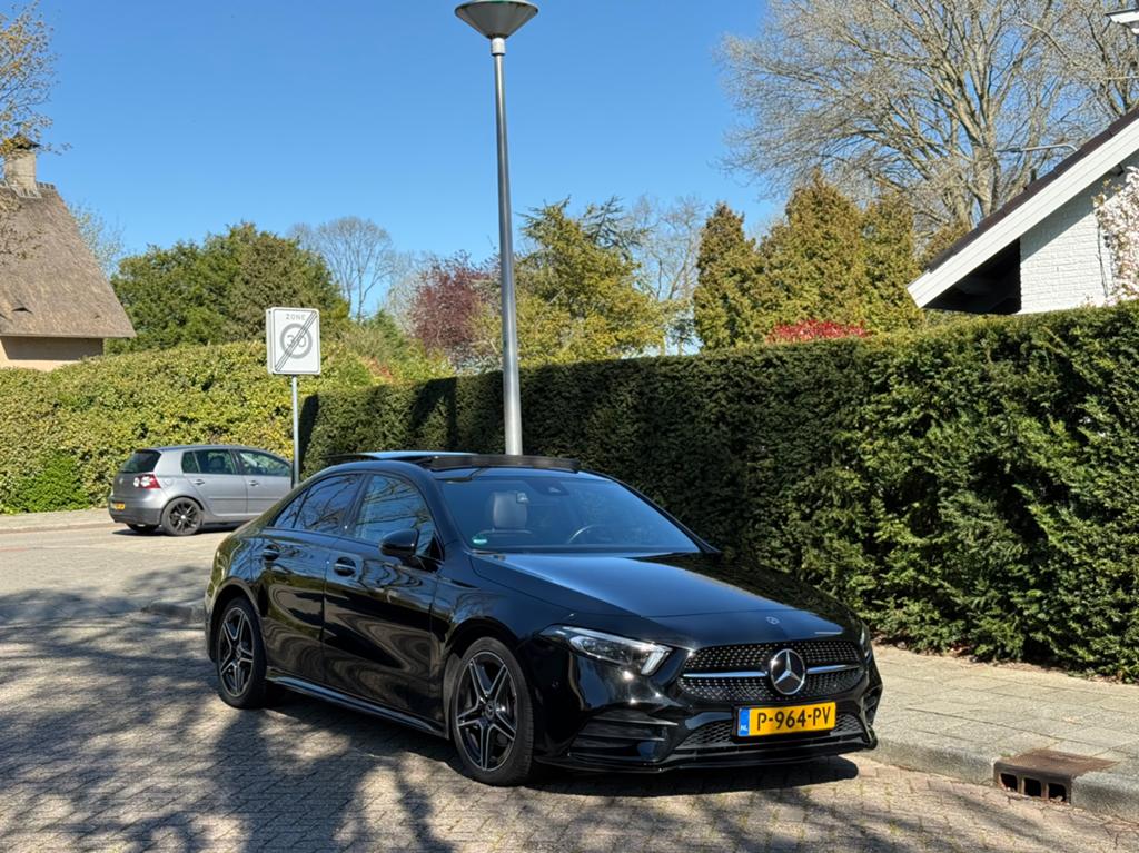 Mercedes A-klasse 180 AMG | Pano | Sfeer | widescreen | LED, 136 pk, 1280 kg, 4 cilinders, Zwart