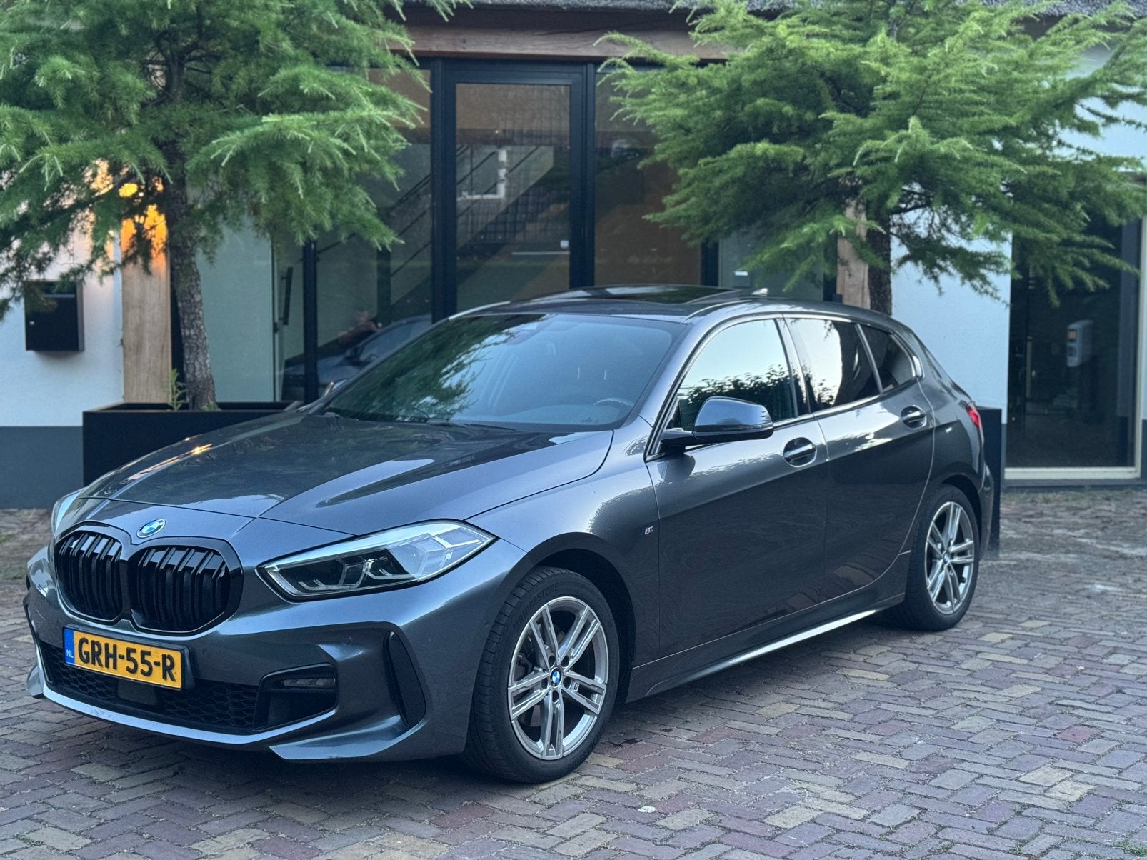 BMW 1-Serie M Sportpakket 118i 136pk 2021 Panorama Trekhaak, Auto's, 136 pk, Parkeerassistent, Handgeschakeld, 3 cilinders