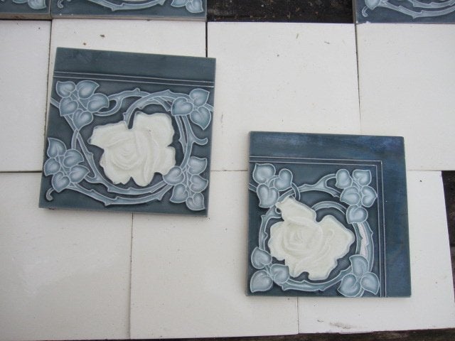 37 Prachtige jugendstil randtegels warmgrijs met witte roos, Antiek en Kunst, Ophalen