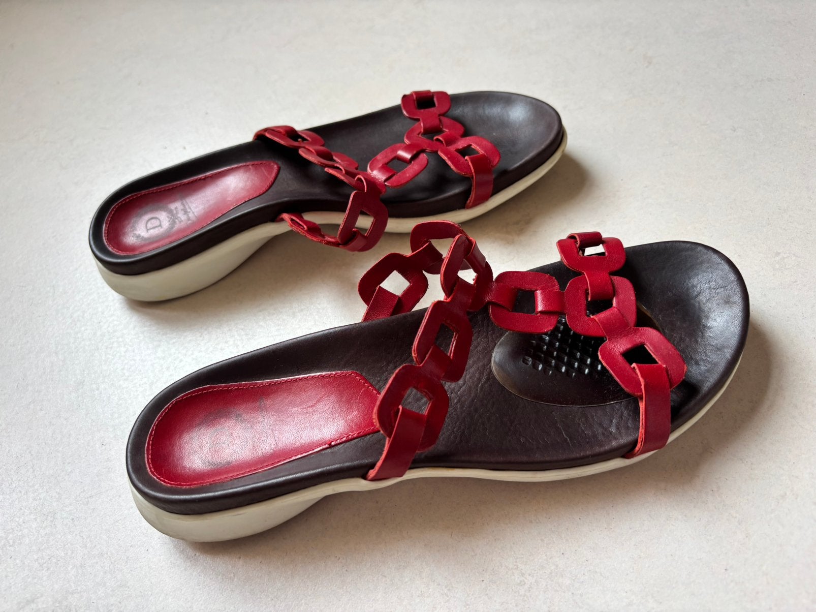 Slippers met voetbed, maat 38, Slippers, Ophalen of Verzenden, Zo goed als nieuw, Rood