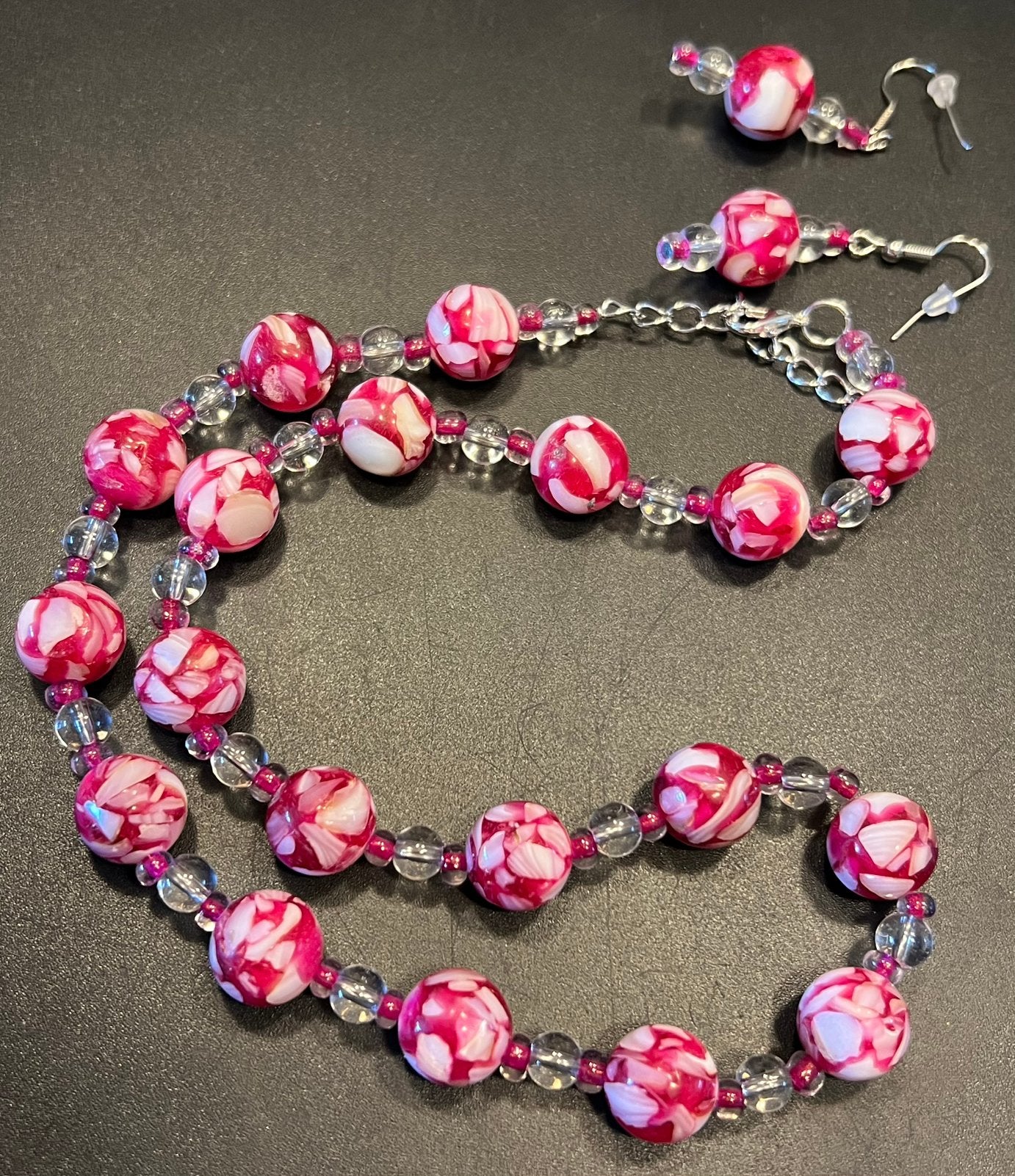 Mooie fuchsia rood+witte marmerlook ketting en oorbellen, Ophalen of Verzenden, Zo goed als nieuw, Roze, Overige materialen