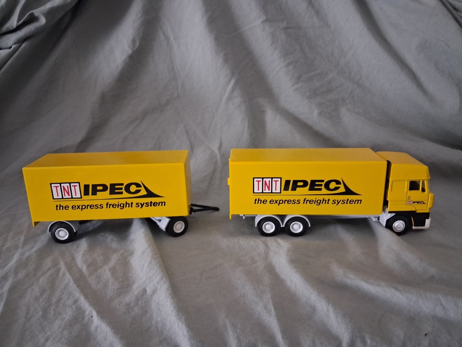 TNT IPEC vrachtwagen met aanhanger - modelauto, Ophalen of Verzenden, Gebruikt, Bus of Vrachtwagen