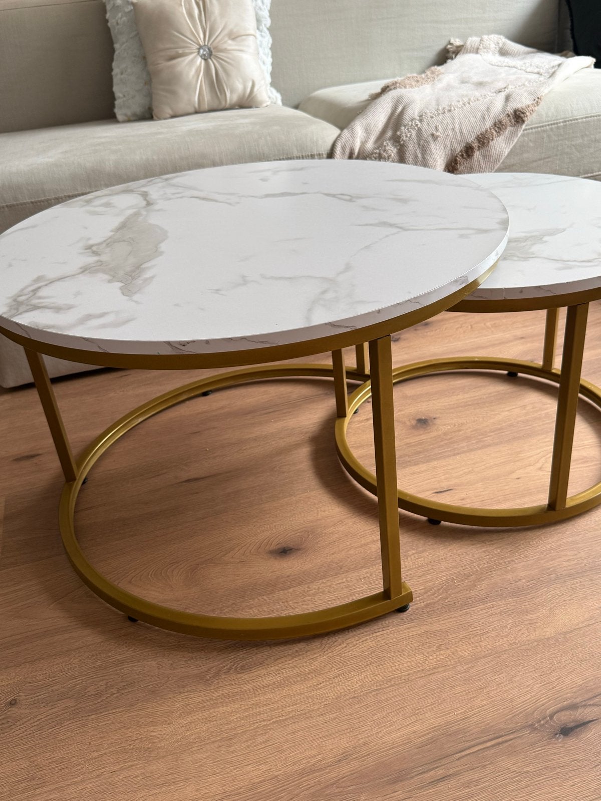 Set van 2 salontafels met marmerlook en gouden onderstel, Huis en Inrichting, Tafels | Salontafels, Ophalen, Rond, 50 tot 100 cm