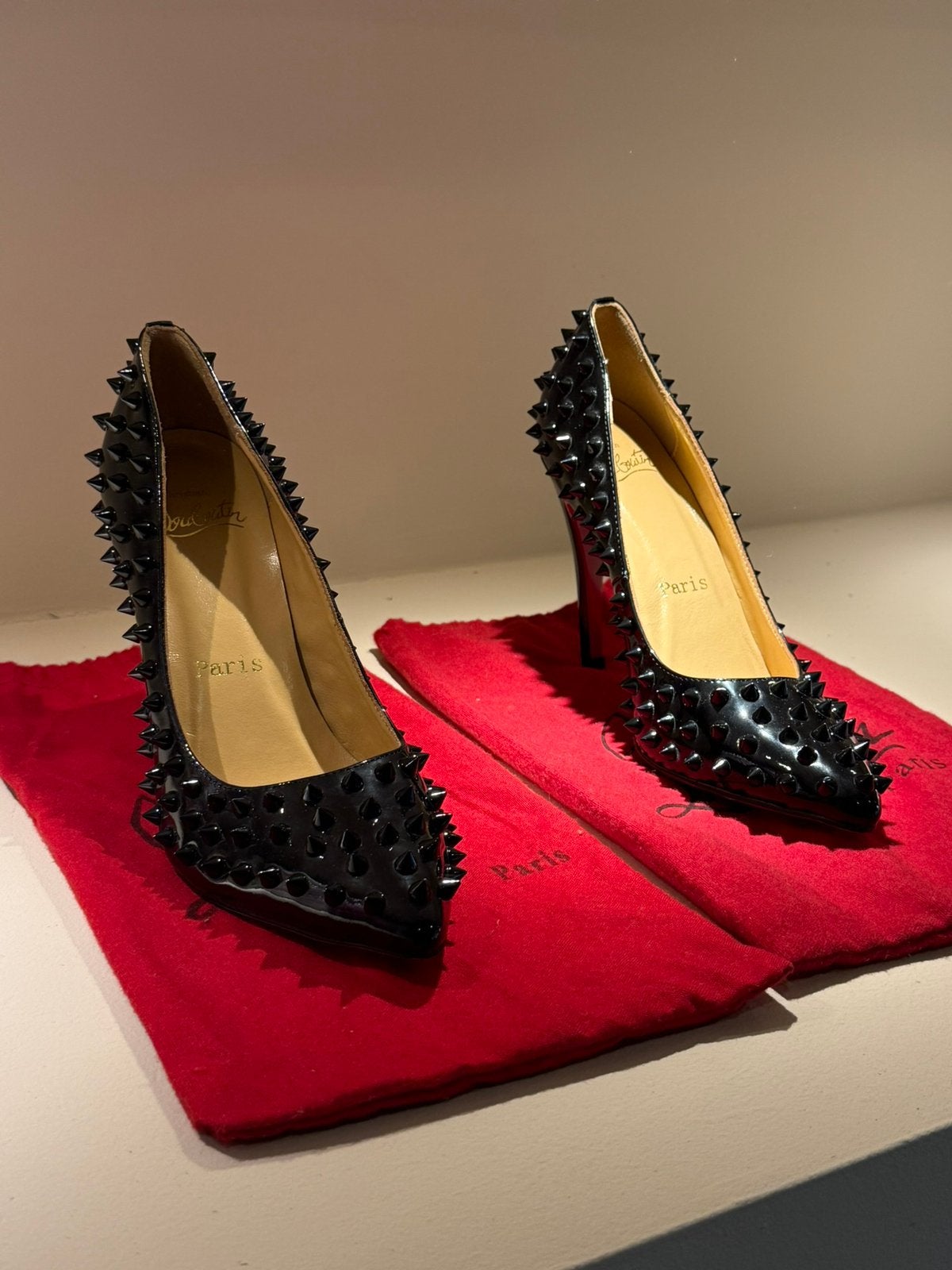 christian louboutin hakken, Ophalen of Verzenden, Zo goed als nieuw, Zwart, Pumps