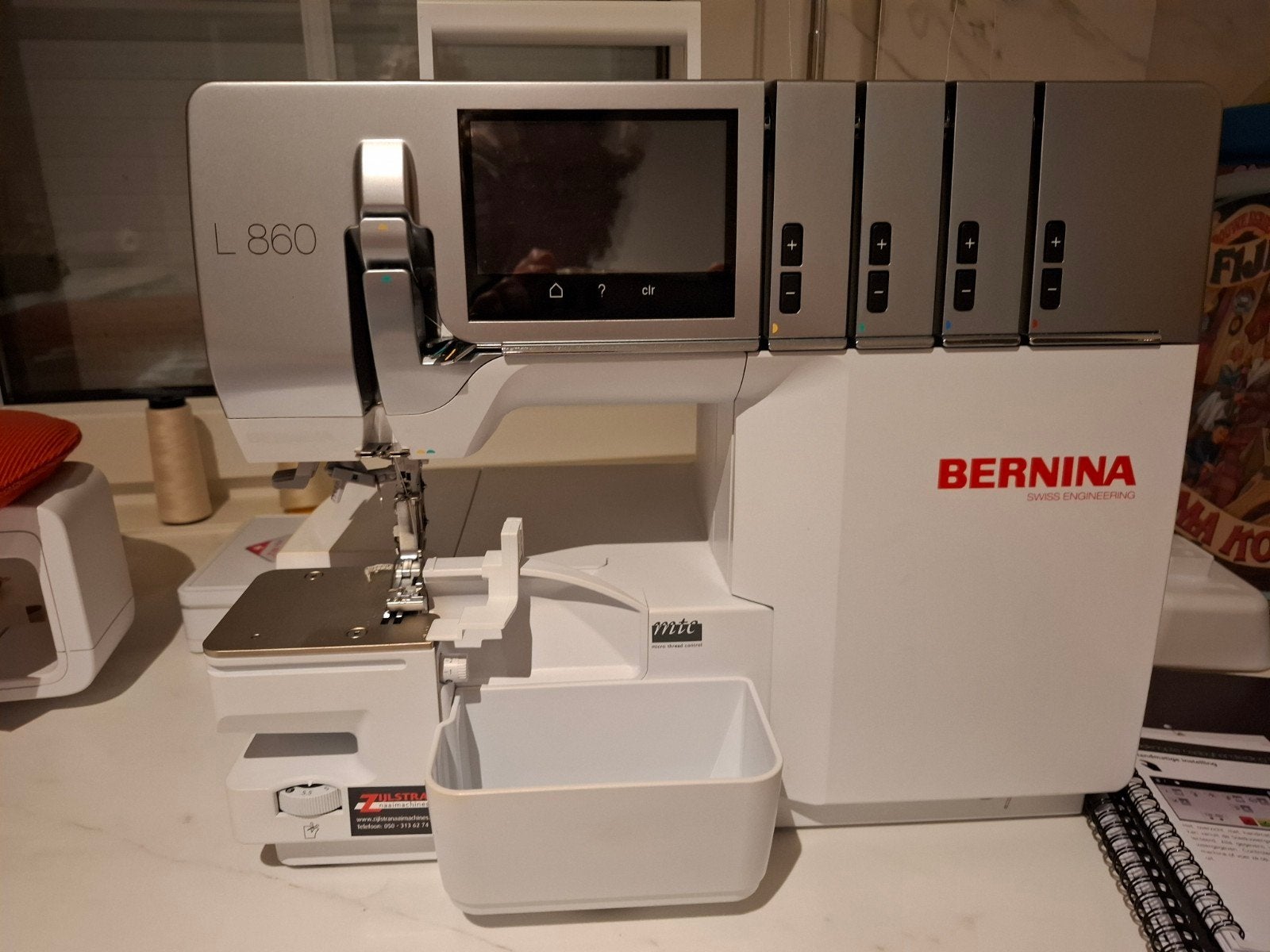 Bernina L 860 Lockmachine - Zo goed als nieuw, Hobby en Vrije tijd, Ophalen of Verzenden, Zo goed als nieuw, Lockmachine, Bernina