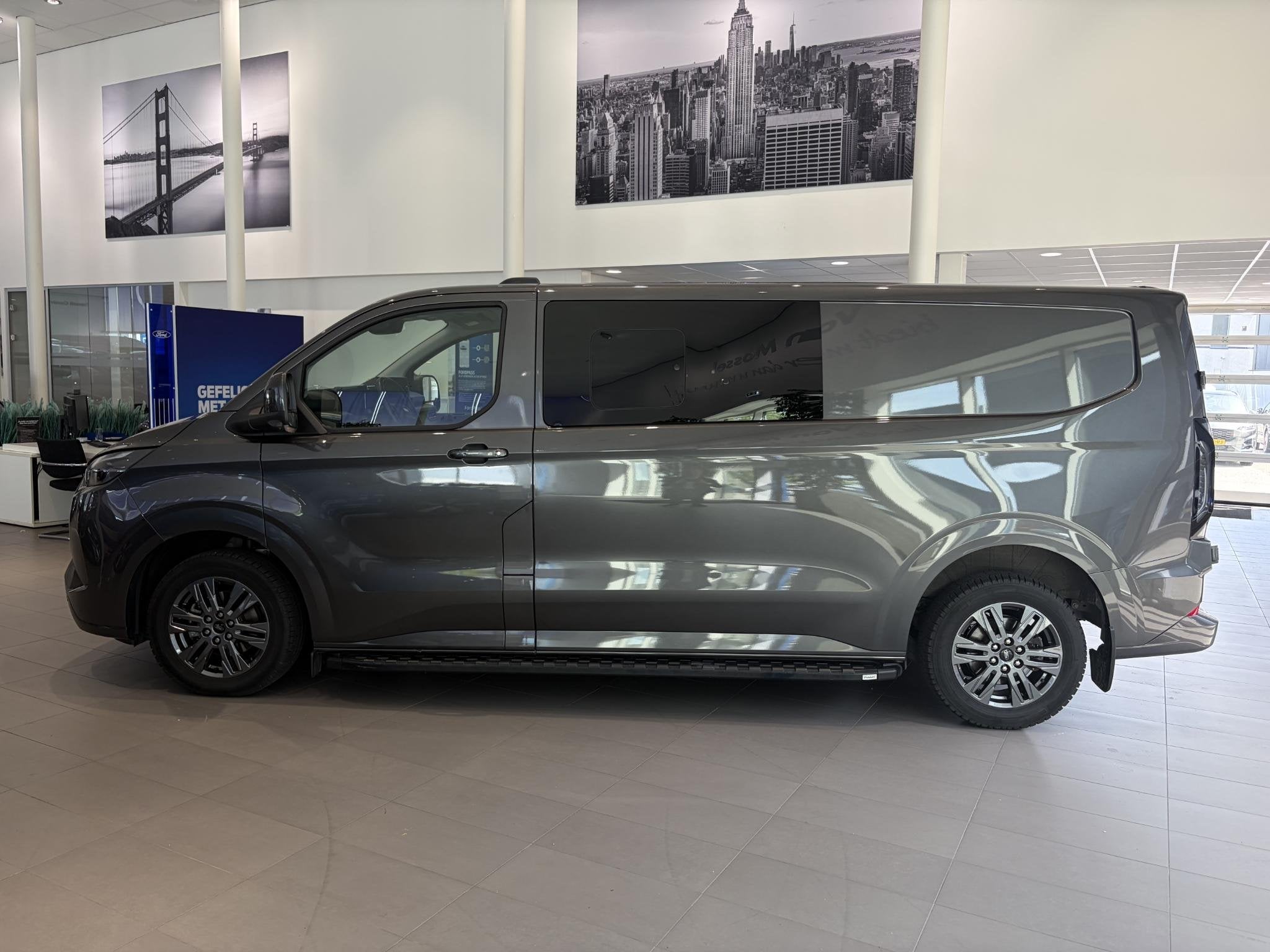 Ford Transit Custom 320 2.5 PHEV L2H1 Limited DC | Dealer on, Auto's, Bestelauto's, Stof, Gebruikt, Euro 6, 4 cilinders