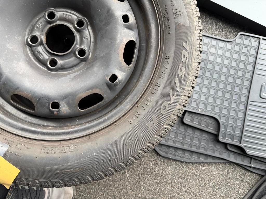 2x Pirelli Winterbanden 165/70 R14op stalen velg, Auto-onderdelen, Ophalen, 14 inch, Gebruikt, Banden en Velgen