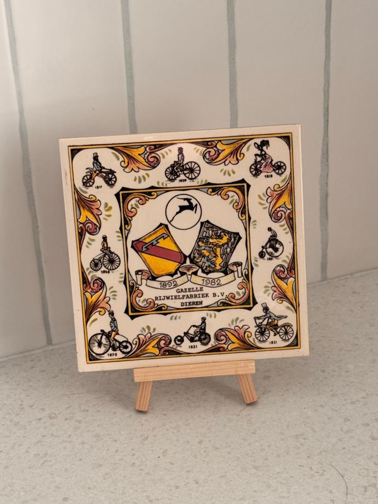 Gazelle Rijwielfabriek 90-jarig jubileum tegel (1892-1982), Ophalen of Verzenden