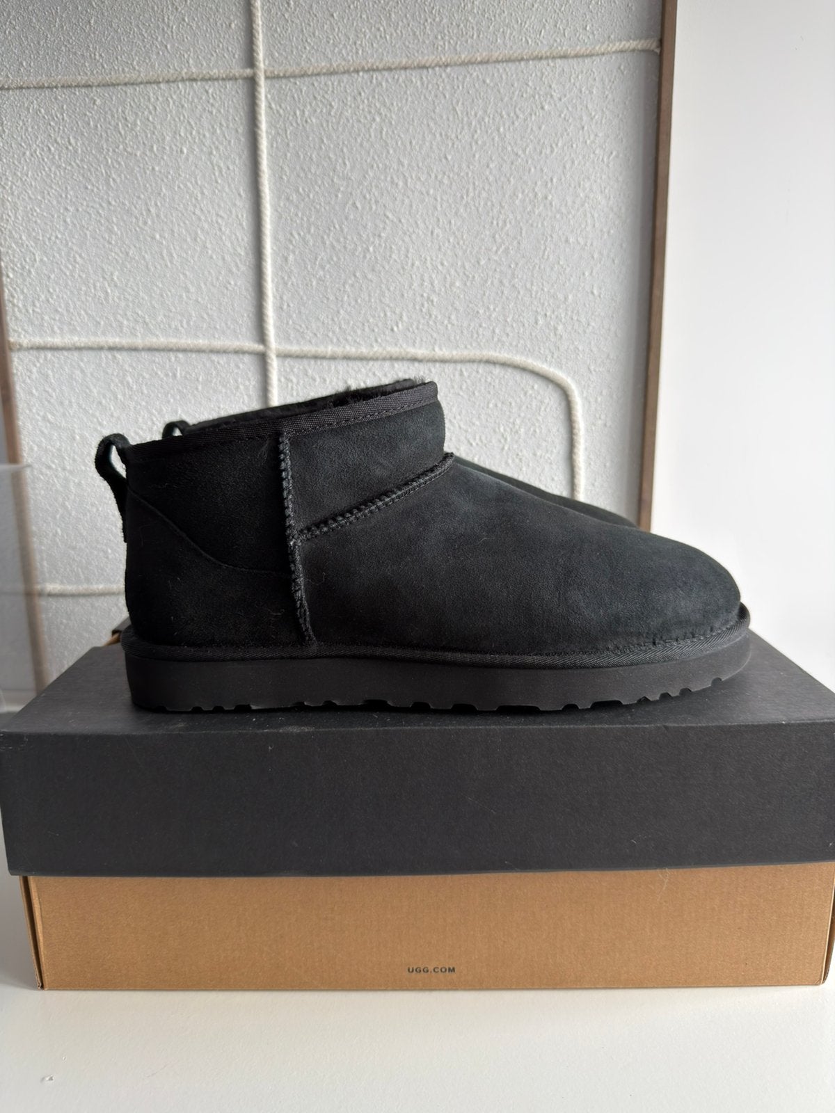 Ugg Uggs Classic Ultra Mini Zwart Black Maat 45, Zwart, Ophalen of Verzenden, Sneakers of Gympen, Zo goed als nieuw