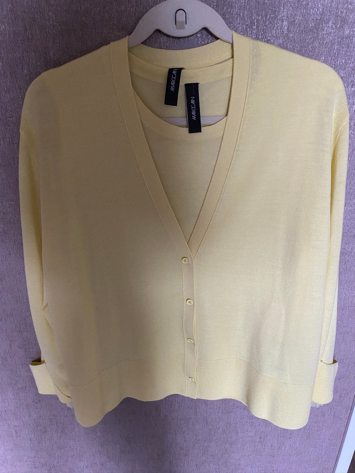 MarcCain twinset dunne zomer wol. Geel. Maat 5. (46) Nieuw., Verzenden, Nieuw, Maat 46/48 (XL) of groter, Geel