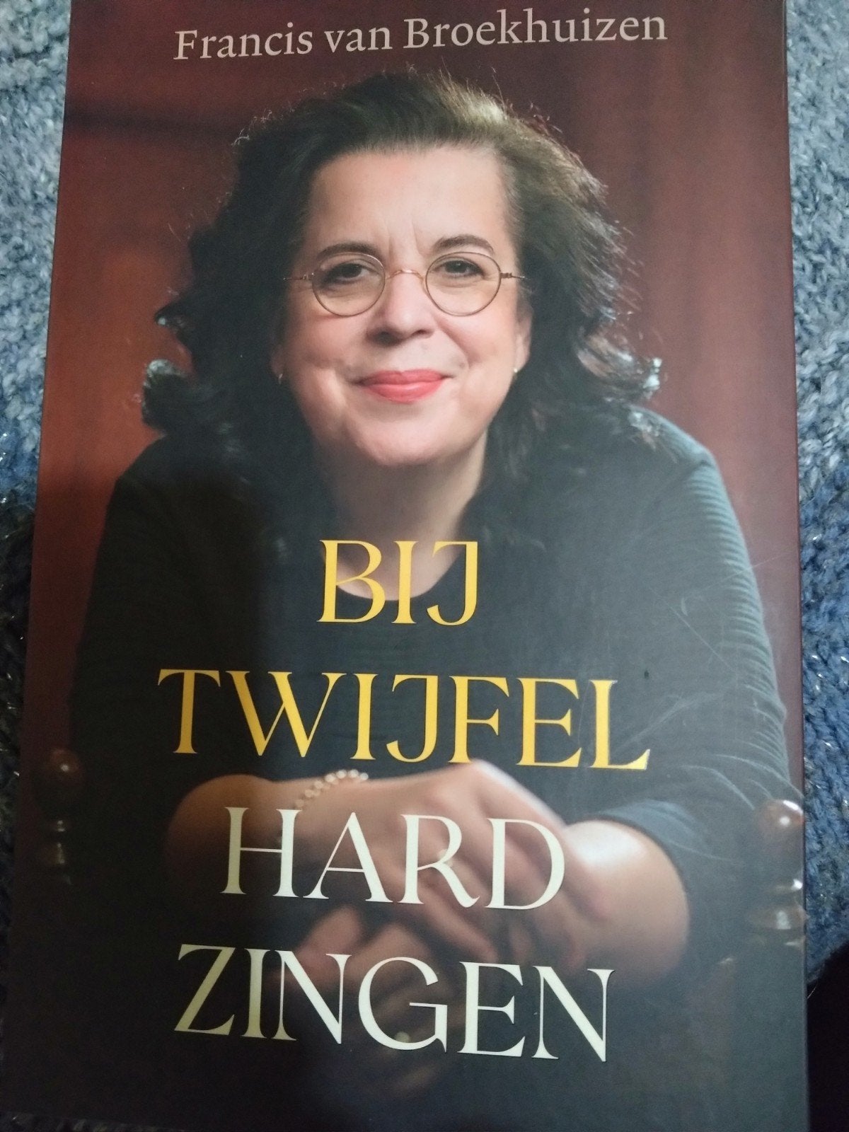 Bij Twijfel Hard Zingen - Francis van Broekhuizen, Ophalen of Verzenden, Zo goed als nieuw, Francis van Broekhuizen, Kunst en Cultuur