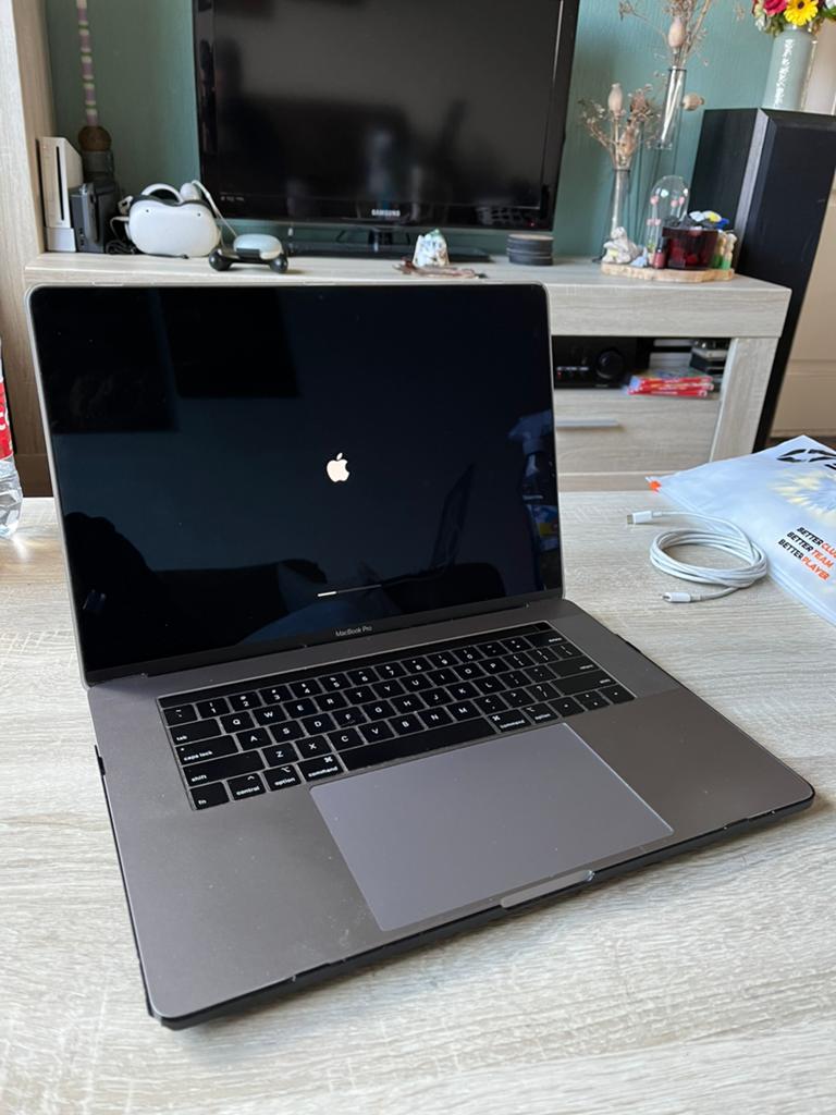 Macbook Pro 15 inch space grey, intel i9 2018 met touchbar, Computers en Software, Apple Macbooks, 1 TB of meer, Gebruikt, 2 tot 3 Ghz