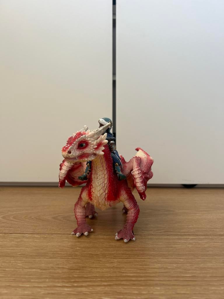 Rode speelgoed draak met ridder figuur, Ophalen of Verzenden, Gebruikt, Beeldje of Poppetje