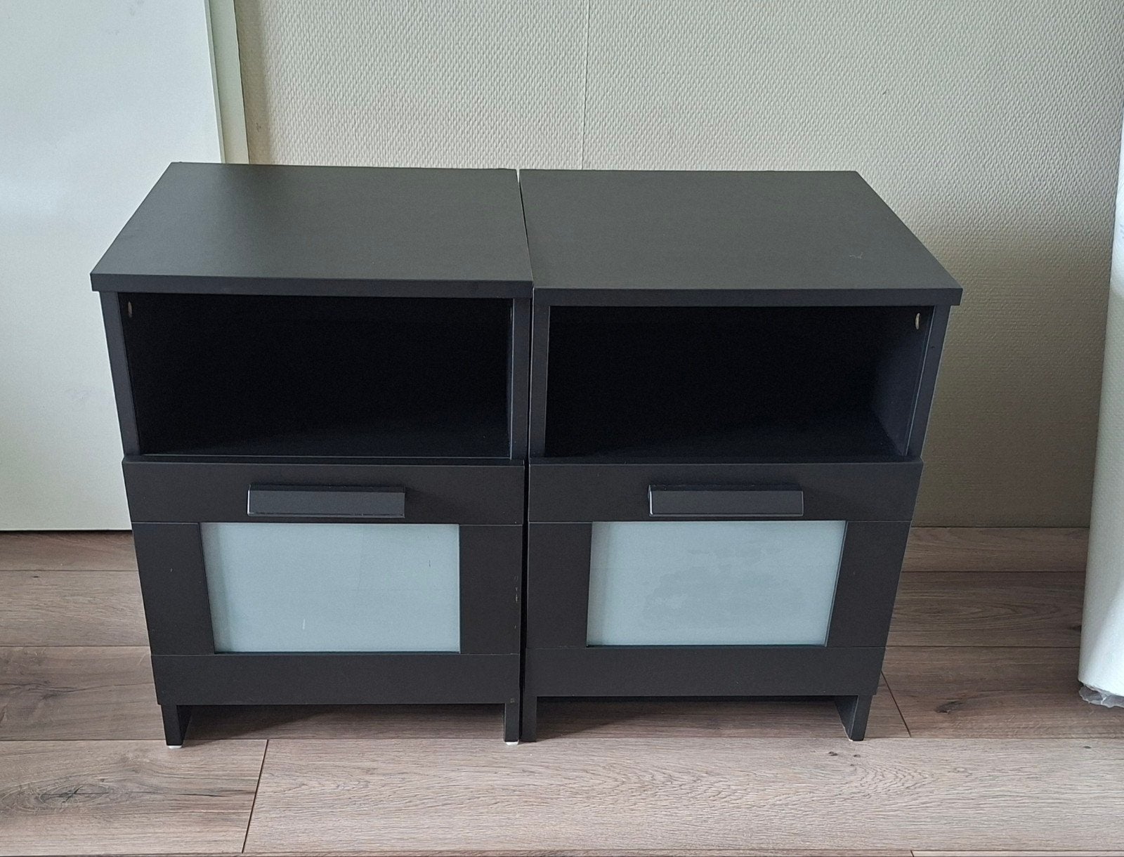 2 IKEA Nachtkasten zwart, Huis en Inrichting, Slaapkamer | Nachtkastjes, Ophalen, Gebruikt, Minder dan 45 cm