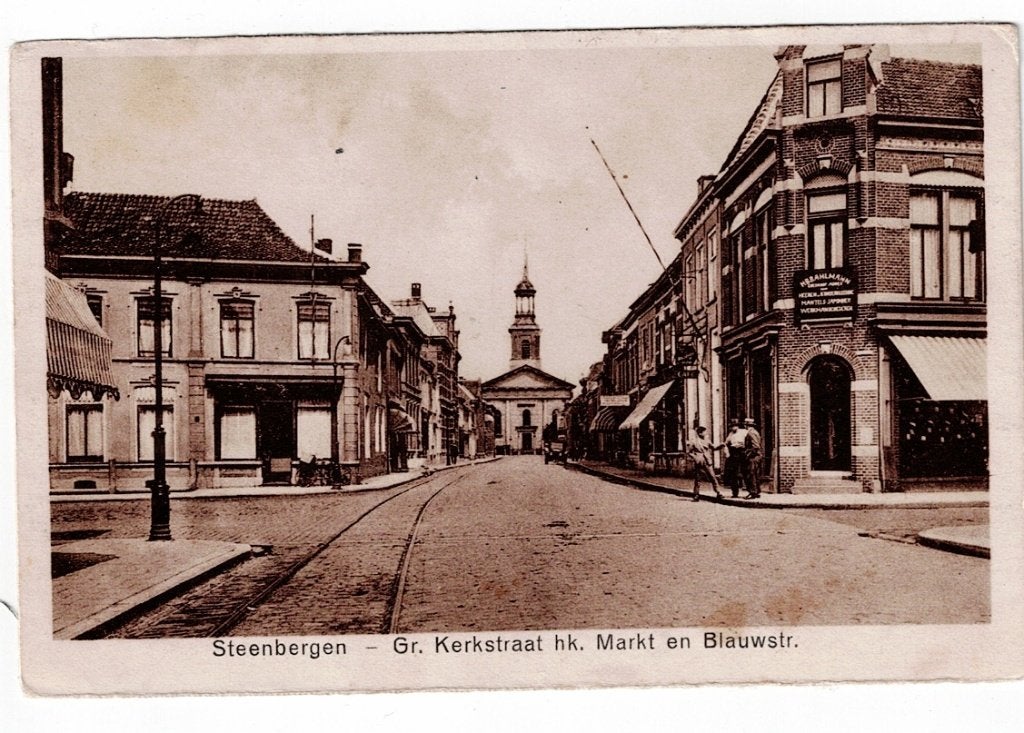 Steenbergen jaren '20. Gr. Kerkstraat hk. Markt en Blauwstr, Verzamelen, Ansichtkaarten | Nederland, Ophalen of Verzenden, 1920 tot 1940