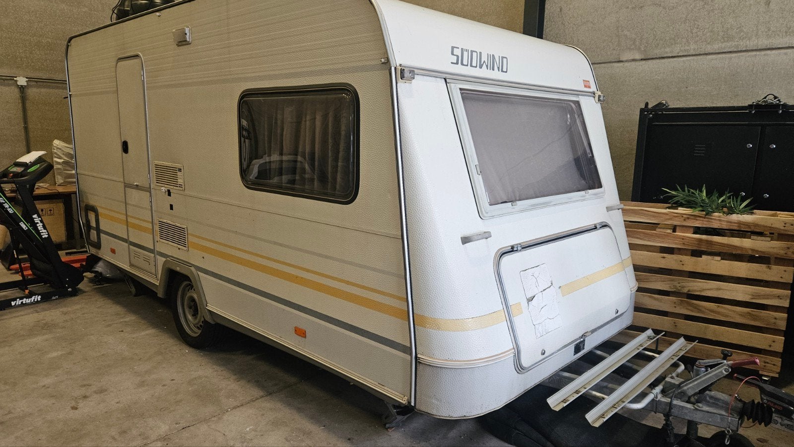 Knauss Sudwind te koop, Lichte kleurstelling binnen, Caravans en Kamperen, Caravans, Bedrijf, 500 - 750 kg, Rondzit, Koelkast
