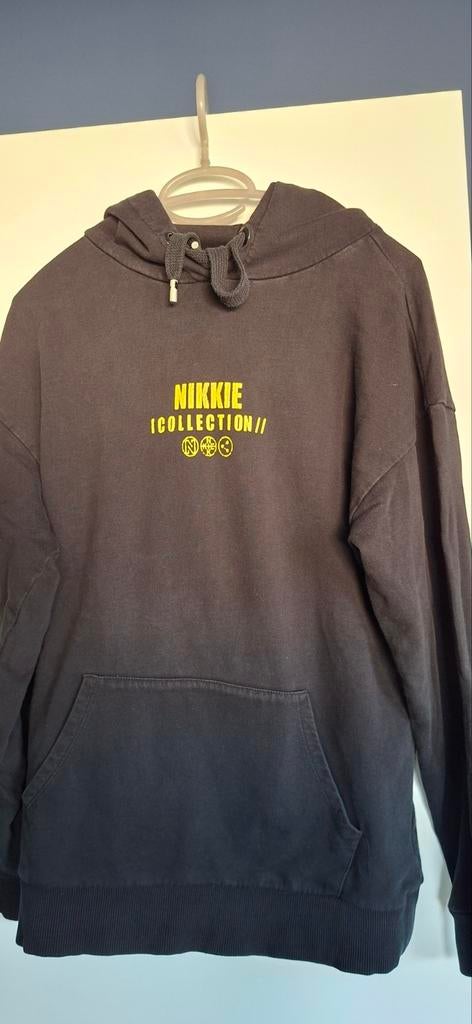 Nikkie hoodie zwart met gele opdruk - Maat 36, Zwart, Ophalen of Verzenden, Nikkie, Maat 36 (S)