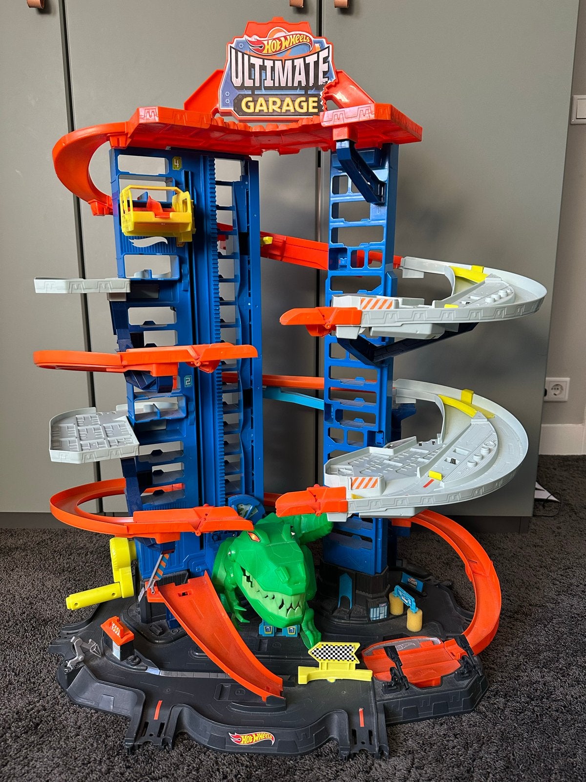 Hot Wheels Ultimate Garage met T-Rex, Ophalen, Zo goed als nieuw