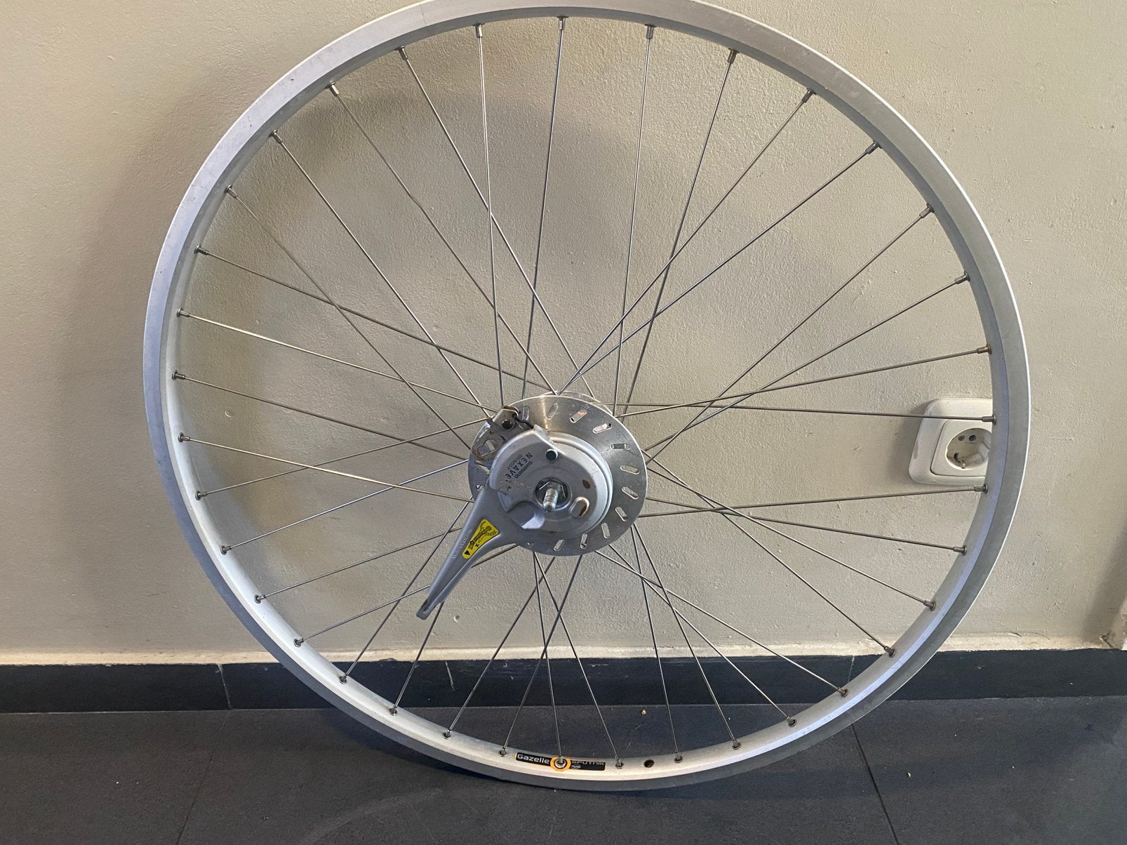 Voorwiel Gazelle 28 inch naaf dynamo, Wiel, Ophalen of Verzenden, Zo goed als nieuw, Aluminium