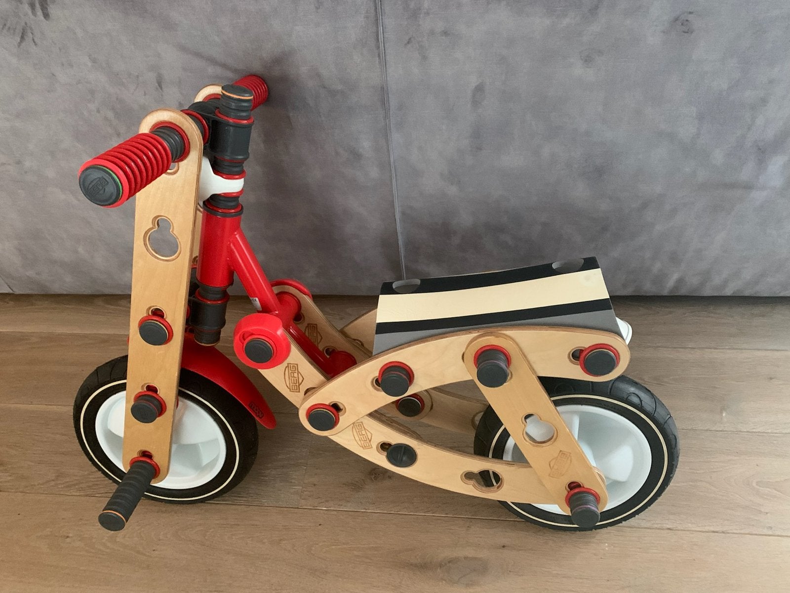 Berg-Moov Duurzaam houten bouw speelgoed + gratis opbergbak, Kinderen en Baby's, Ophalen, Zo goed als nieuw, Loopvoertuig