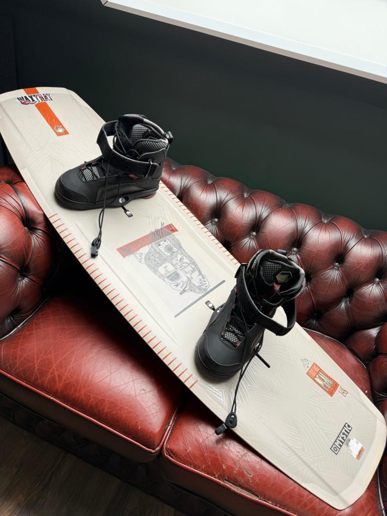 Complete Wakeboard Set: Liquid Force Peak 145 met accessoire, Watersport en Boten, Wakeboarden, Ophalen of Verzenden, Zo goed als nieuw