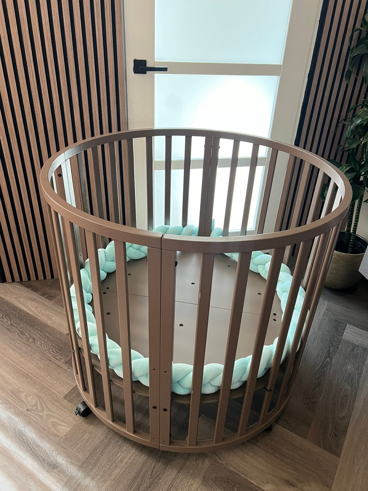 Puck Ronde Babybox - Chestnut inclusief bedbumper, Kinderen en Baby's, Boxen, Ophalen, Zo goed als nieuw, Rond, Wieltjes